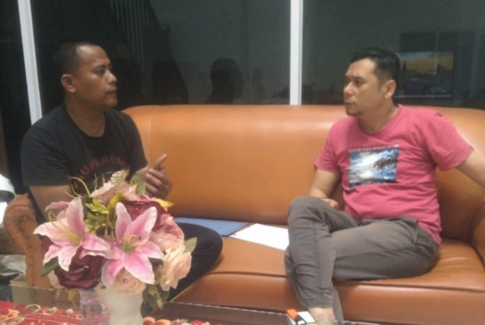 Sebelah kiri, Meyrico Rajab, seorang kader muda yang telah berkontribusi dalam Partai NasDem sejak tahun 2013, secara mengejutkan mengumumkan pengunduran dirinya dari partai tersebut, sejak Selasa (13/8/2024).