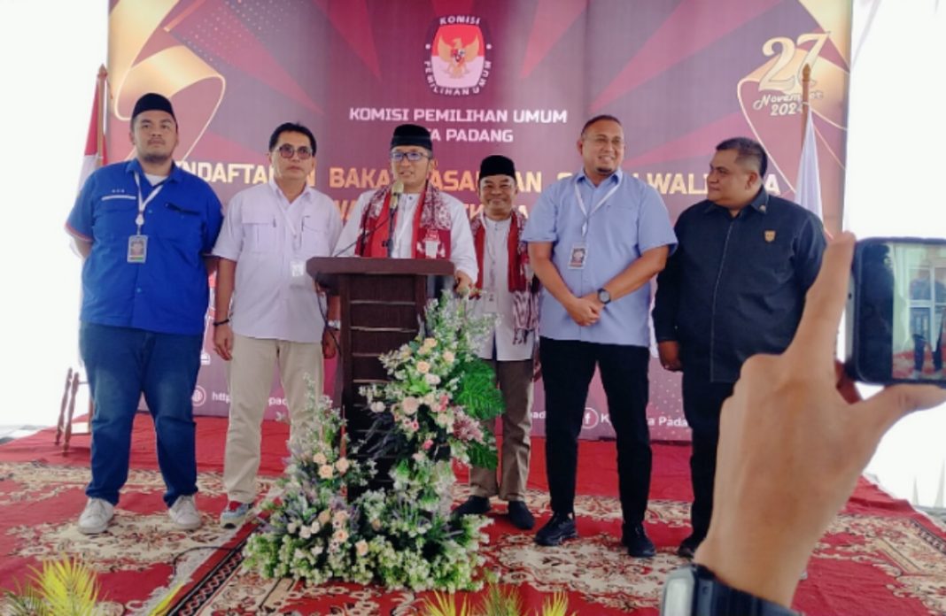 Dengan tagline Padang Hebat, Hendri Septa-Hidayat yang diusung koalisi Partai Amanat Nasional (PAN) dan Partai Gerindra menjadi Bakal Pasangan Calon (Bapaslon) ketiga atau terakhir yang akan mengikuti kontestasi Pilkada Kota Padang 2024.