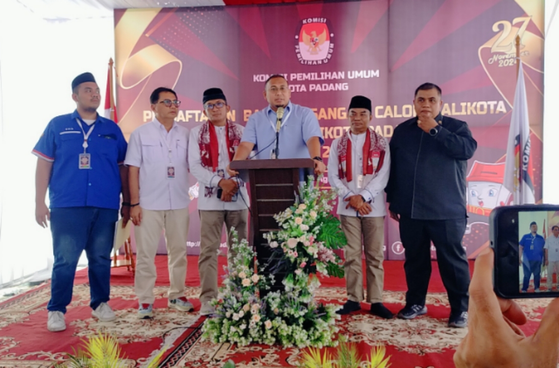 Andre Rosiade mendampingi Hendri Septa dan Hidayat daftar Pilkada ke KPU Padang. (Foto: dok. Istimewa)