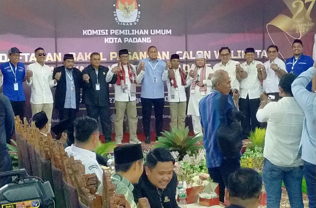 Turut hadir Ketu DPC Partai Gerindra Kota Padang Verry Mulyadi dan Sekretaris Mastilizal Aye, Sekretaris DPD PAN Padang M Rayhan, Ketua DPW PAN Sumbar Indra Dt Rajo Lelo, sampai angota DPR RI dari PAN Asli Chaidir, Irwan Basir Datuk Rajo Alam Tokoh Masyarakat Kota Padang dan lainnya. Para pendukung juga beramai-ramai mengantarkan pasangan itu yang menyebabkan kemacetan hampir 3 Km.