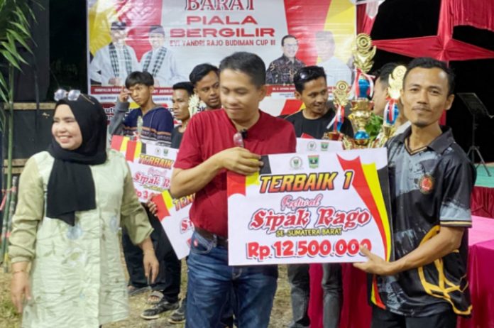 Festival Sipak rago Pauh IX Cup 2024 se-Sumatera Barat yang digelar di Rimbo Tarok, Pauh IX Kuranji, Kota Padang, sukses ditutup oleh Anggota DPRD Provinsi Sumatera Barat, Evi Yandri Rajo Budiman, pada Minggu (18/8/2024) malam.