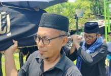 H. Hendri Septa, B.Bus., MIB sebagai Panghulu Kaum Suku Caniago Sumagek Nagari Nan XX Lubuk Begalung melepas keberangkatan jenazah almarhum Frisli Deta Fajri, S.ST (umur 32 tahun), orang tua dari Yuliaslim (Ayah/Almarhum) dan Lismarni (Ibu).