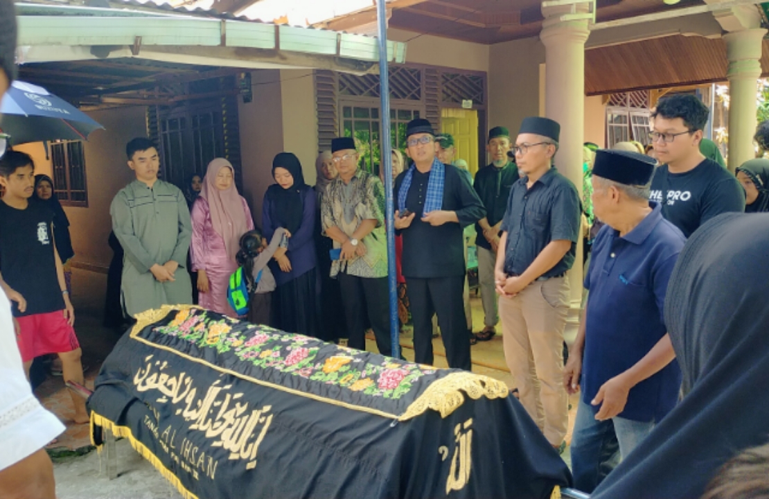 H. Hendri Septa, B.Bus., MIB sebagai Panghulu Kaum Suku Caniago Sumagek Nagari Nan XX Lubuk Begalung melepas keberangkatan jenazah almarhum Frisli Deta Fajri, S.ST (umur 32 tahun), orang tua dari Yuliaslim (Ayah/Almarhum) dan Lismarni (Ibu).