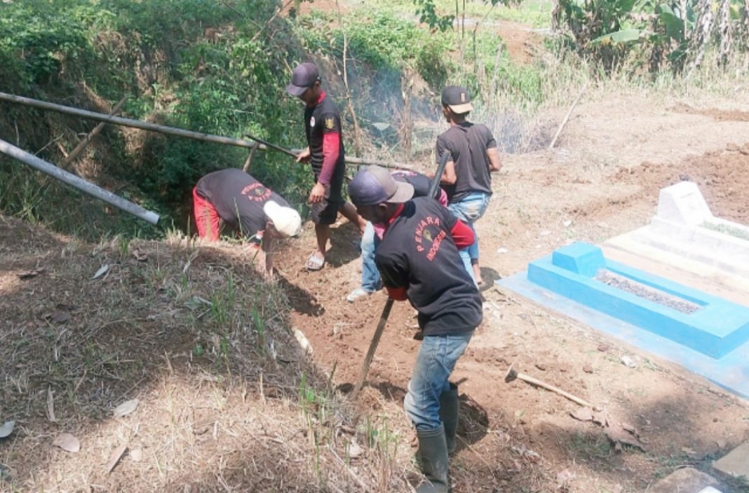 LSM Penjara Indonesia PAC Cigugur laksanakan kegiatan kerja bakti. Guna menciptakan lingkungan bersih, Ketua LSM Penjara Indonesia PAC Kecamatan Cigugur Eman Sutarman bersama jajaran dan Warga RW.05, RT.16 dan RT.17 Blok Kaliwon Citipung, Desa Cileuleuy melaksanakan gotong royong bersama.