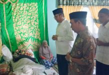 H. Hendri Septa, B.Bus, MIB Datuak Alam Batuah melayat kerumah duka almarhumah Arnita (berusia 61 tahun). Bertempat di Kecamatan Lubuk Begalung, Kota Padang pada hari Jum'at (18/10/2024).