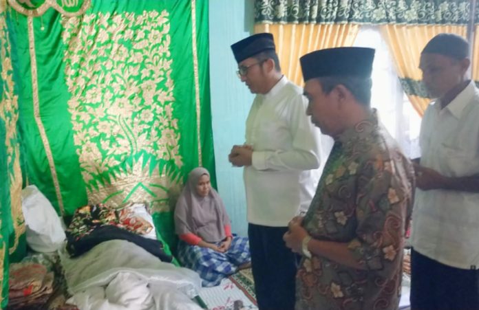 H. Hendri Septa, B.Bus, MIB Datuak Alam Batuah melayat kerumah duka almarhumah Arnita (berusia 61 tahun). Bertempat di Kecamatan Lubuk Begalung, Kota Padang pada hari Jum'at (18/10/2024). H. Hendri Septa, B.Bus, MIB Datuak Alam Batuah melayat kerumah duka almarhumah Arnita (berusia 61 tahun). Bertempat di Kecamatan Lubuk Begalung, Kota Padang pada hari Jum'at (18/10/2024).