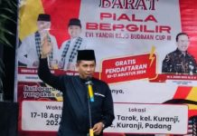 Anggota DPRD Sumatera Barat, Evi Yandri Rajo Budiman tutup alek Festival Sipak rago Pauh IX Cup 2024 se Sumbar di Rimbo Tarok, Kelurahan Kuranji, Kecamatan Kuranji, Kota Padang.