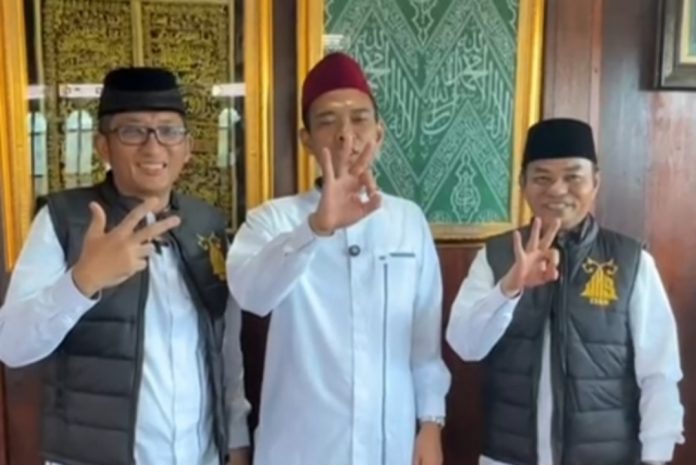 UAS mengungkapkan dukungannya dengan pantun yang mempromosikan pasangan nomor urut 3 ini, menandai keberpihakan pada program-program yang berfokus pada keagamaan dan kesejahteraan masyarakat. UAS mengungkapkan dukungannya dengan pantun yang mempromosikan pasangan nomor urut 3 ini, menandai keberpihakan pada program-program yang berfokus pada keagamaan dan kesejahteraan masyarakat.