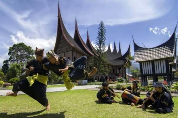Legenda Tambo: Nama "Minangkabau" berasal dari kisah tambo, yaitu kemenangan masyarakat setempat dalam adu kerbau melawan pasukan Jawa. (Poto: Rumah Adat Minangkabau).