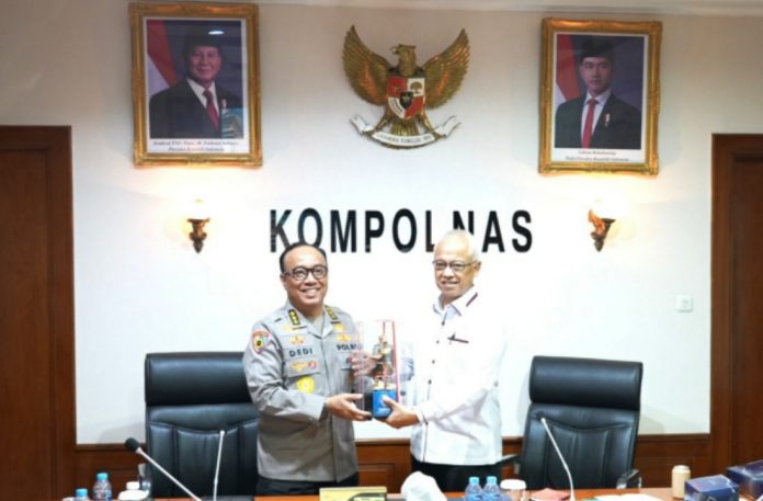 Inspektur Pengawasan Umum (Irwasum) Polri, Komjen Pol Dedi Prasetyo, mengadakan audiensi dengan Komisi Kepolisian Nasional (Kompolnas) RI di Jakarta. Inspektur Pengawasan Umum (Irwasum) Polri, Komjen Pol Dedi Prasetyo, mengadakan audiensi dengan Komisi Kepolisian Nasional (Kompolnas) RI di Jakarta.