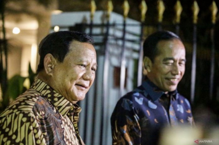 Kunjungan Jokowi ke kediaman Prabowo di Jalan Kertanegara, Jakarta Selatan, pada Jum'at (6/12/2024) lalu, memunculkan spekulasi mengenai kemungkinan Jokowi bergabung dengan Partai Gerindra setelah dipecat dari PDIP. Kunjungan Jokowi ke kediaman Prabowo di Jalan Kertanegara, Jakarta Selatan, pada Jum'at (6/12/2024) lalu, memunculkan spekulasi mengenai kemungkinan Jokowi bergabung dengan Partai Gerindra setelah dipecat dari PDIP.