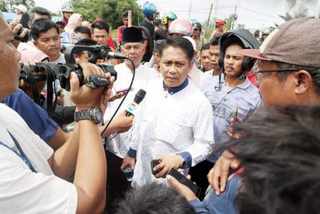 Jalan raya lintas Sumatera Kilometer (KM) 15 tidak bisa dilintasi lantaran mendapat pemblokiran oleh warga setempat. Aksi pemblokiran dipicu terkait sengketa tanah seluas 765 hektare antara kaum Tigo Sandiang dengan Lehar cs. (Poto: Evi Yandri Rajo Budiman, Jum'at (26 Januari 2018).