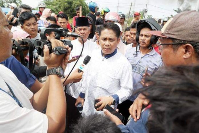 Jalan raya lintas Sumatera Kilometer (KM) 15 tidak bisa dilintasi lantaran mendapat pemblokiran oleh warga setempat. Aksi pemblokiran dipicu terkait sengketa tanah seluas 765 hektare antara kaum Tigo Sandiang dengan Lehar cs. (Poto: Evi Yandri Rajo Budiman, Jum'at (26 Januari 2018).