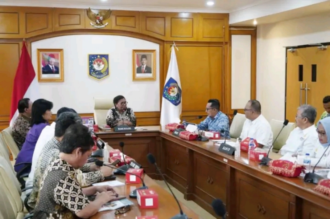 Bupati Tanah Datar Eka Putra, SE, MM, yang juga menjabat sebagai Koordinator Wilayah Apkasi Provinsi Sumatera Barat dan Wakil Menteri Dalam Negeri (Wamendagri) 1, Ribka Haluk, berlangsung pada hari Kamis, 12 Desember 2024, di Jakarta.