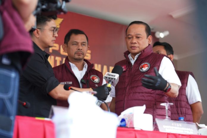 Bareskrim Polri mengimbau masyarakat untuk lebih waspada terhadap aktivitas mencurigakan di lingkungan sekitar setelah membongkar dua pabrik narkoba (narkotika) yang beroperasi di kawasan perumahan di Kabupaten Bogor dan Kabupaten Bandung, Provinsi Jawa Barat. Bareskrim Polri mengimbau masyarakat untuk lebih waspada terhadap aktivitas mencurigakan di lingkungan sekitar setelah membongkar dua pabrik narkoba (narkotika) yang beroperasi di kawasan perumahan di Kabupaten Bogor dan Kabupaten Bandung, Provinsi Jawa Barat.
