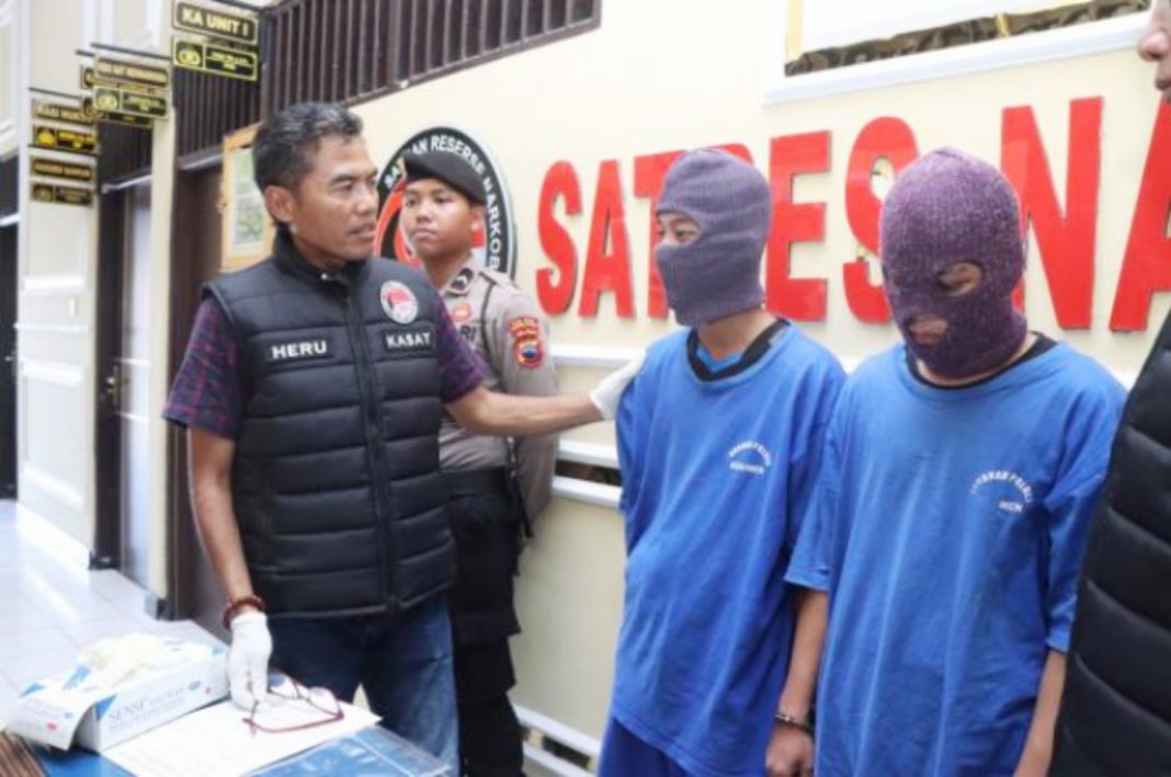 Berita tentang penangkapan dua pemuda di Kebumen yang terjerat kasus penyalahgunaan tembakau gorila menjadi pengingat akan bahaya narkoba di kalangan generasi muda.