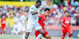 Semen Padang berhasil menahan imbang Persebaya Surabaya dalam laga yang berlangsung ketat, terutama setelah Persebaya bermain dengan 10 pemain sejak menit ke-67 akibat kartu merah Ardi Idrus.