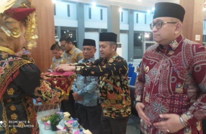 Anggota DPRD Kota Padang, Erianto, menghadiri acara Malam Apresiasi dan Penutupan Pekan Olahraga, Seni, dan Agama (PORSEMA) yang diselenggarakan oleh MKKS SMP Negeri Kota Padang pada tanggal 16 Desember 2024 di Youth Center, Kota Padang. Anggota DPRD Kota Padang, Erianto, menghadiri acara Malam Apresiasi dan Penutupan Pekan Olahraga, Seni, dan Agama (PORSEMA) yang diselenggarakan oleh MKKS SMP Negeri Kota Padang pada tanggal 16 Desember 2024 di Youth Center, Kota Padang.