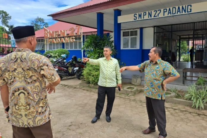 Anggota DPRD Kota Padang, Erianto, baru-baru ini meninjau SMPN 27 Padang untuk memeriksa kondisi atap sekolah yang rusak serta fasilitas lainnya. Anggota DPRD Kota Padang, Erianto, baru-baru ini meninjau SMPN 27 Padang untuk memeriksa kondisi atap sekolah yang rusak serta fasilitas lainnya.