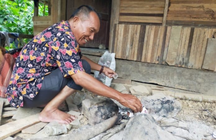Basilang Kayu Dalam Tungku Mangko Api Ka Hiduik" adalah pepatah Minangkabau yang mengandung makna mendalam. (Poto: Jamaris Moyo) Basilang Kayu Dalam Tungku Mangko Api Ka Hiduik" adalah pepatah Minangkabau yang mengandung makna mendalam. (Poto: Jamaris Moyo)