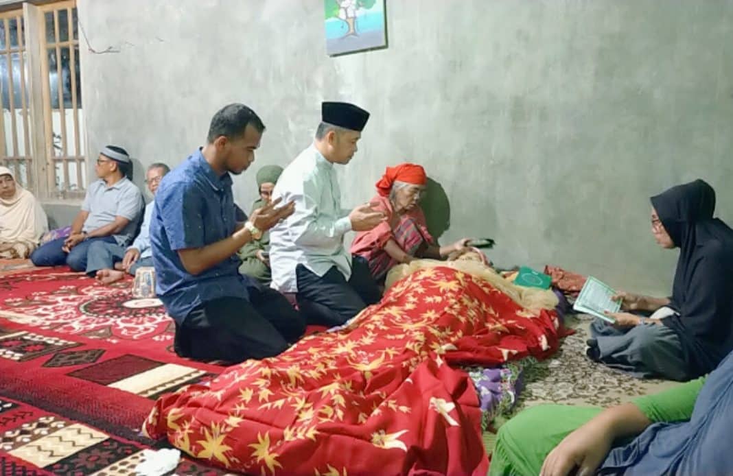 Anggota DPRD Kota Padang, Erianto, didampingi oleh Dedi Azhari Malin Sampono, melayat ke rumah duka Almarhumah Ramalius, suku Guci, yang meninggal pada usia 45 tahun. Almarhumah meninggalkan seorang suami dan tiga anak.