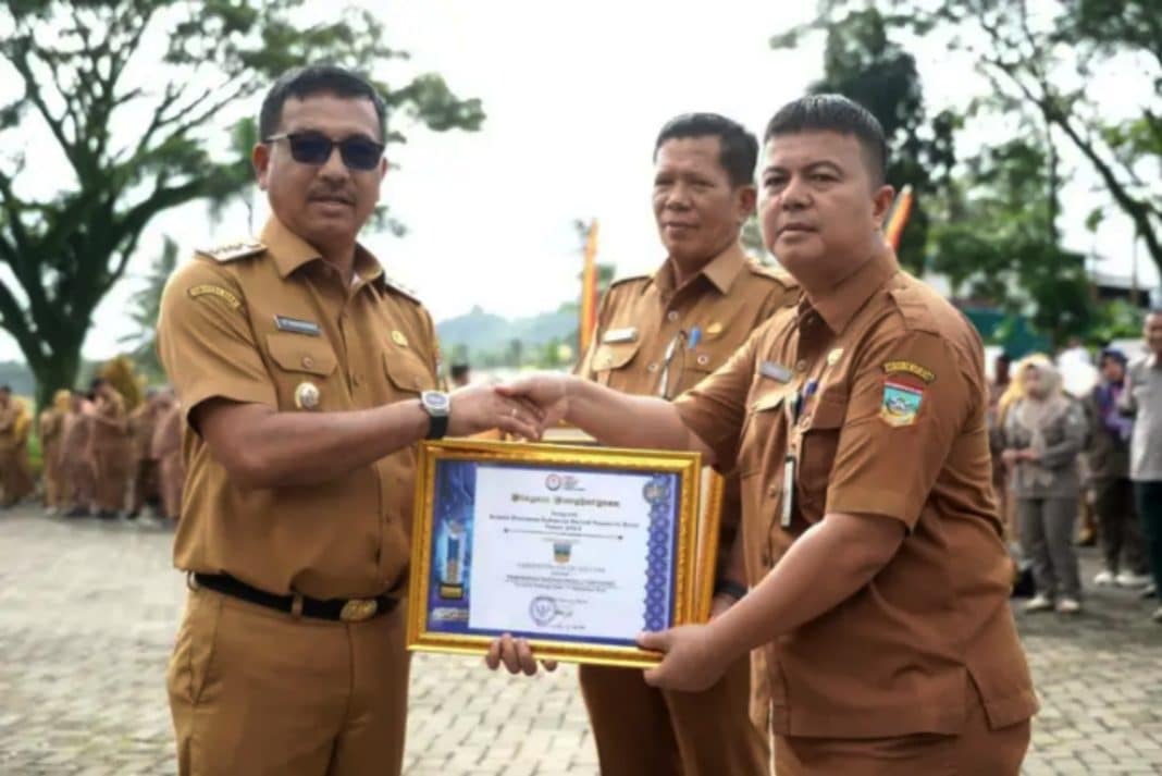 Penghargaan bergengsi ini diberikan atas kontribusi nyata Solok Selatan dalam mendukung berbagai aktivitas penyiaran di daerah, termasuk upaya memfasilitasi siaran edukatif, kreatif, dan inovatif selama tahun 2024.