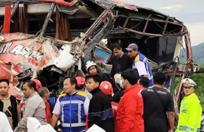Empat orang meninggal dunia dalam kecelakaan di KM 77+200 A ruas Tol Pandaan-MalangĀ arah Surabaya-Malang. Salah satunya, adalah sopir bus pariwisata yang memuat rombongan SMP IT Darul Quran, Bogor. Empat orang meninggal dunia dalam kecelakaan di KM 77+200 A ruas Tol Pandaan-MalangĀ arah Surabaya-Malang. Salah satunya, adalah sopir bus pariwisata yang memuat rombongan SMP IT Darul Quran, Bogor.
