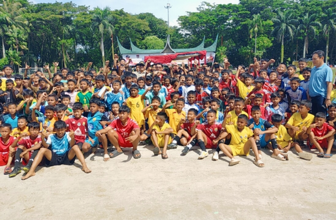 Festival Sepakbola U-12 Asosiasi Kota (Askot) PSSI Kota Padang 2024 resmi digelar, diikuti oleh 60 klub sepak bola dari seluruh Kota Padang. Bertempat di Lapangan Iman Bonjol, kompetisi berlangsung selama lima hari, dari Rabu hingga Minggu.