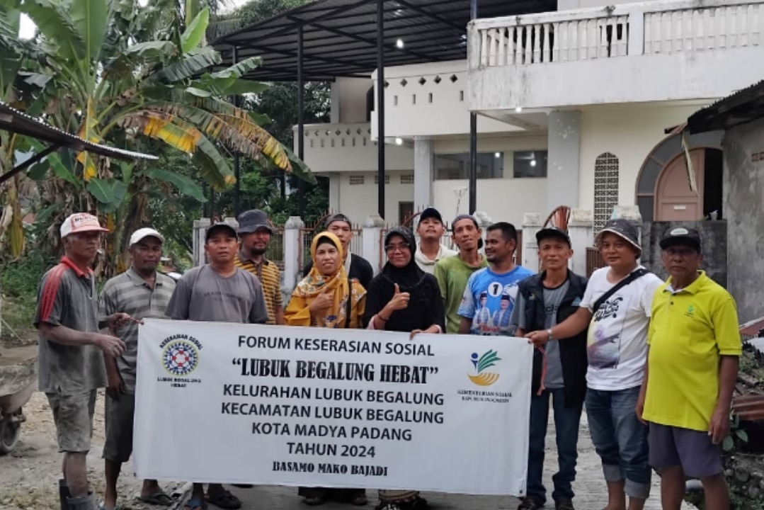 Warga RT.04/RW.10 di Kelurahan Lubuk Begalung, Kecamatan Lubuk Begalung (Lubeg), Kota Padang, kini dapat menikmati manfaat besar dari program pengecoran jalan yang digagas oleh Forum Keserasian Sosial "Lubeg Hebat".