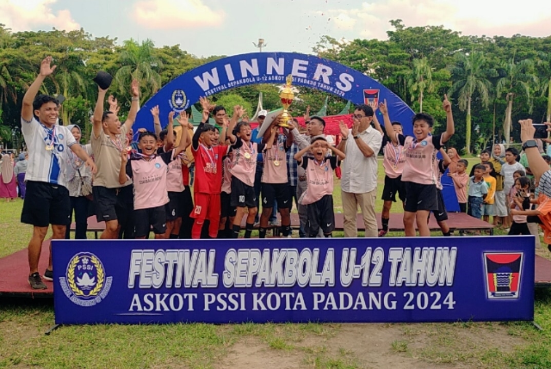 Kesebelasan SSB Balai Baru A berhasil meraih juara pertama dalam final Festival Sepakbola U-12 Asosiasi Kota (Askot) PSSI Kota Padang 2024, yang berlangsung di Lapangan Imam Bonjol, Kota Padang, pada hari Minggu (29/12/2024).