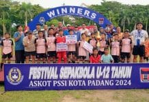 Kesebelasan SSB Balai Baru A berhasil meraih juara pertama dalam final Festival Sepakbola U-12 Asosiasi Kota (Askot) PSSI Kota Padang 2024, yang berlangsung di Lapangan Imam Bonjol, Kota Padang, pada hari Minggu (29/12/2024).