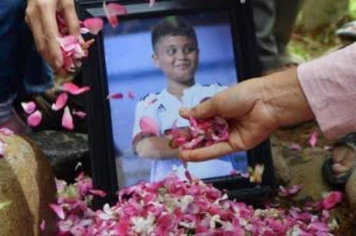 Kasus kematian Afif Maulana (berusia 13 tahun) di bawah Jembatan Kuranji, Kota Padang, resmi dihentikan oleh Polda Sumatera Barat setelah penyelidikan panjang menyimpulkan tidak adanya tanda-tanda penganiayaan. Kasus kematian Afif Maulana (berusia 13 tahun) di bawah Jembatan Kuranji, Kota Padang, resmi dihentikan oleh Polda Sumatera Barat setelah penyelidikan panjang menyimpulkan tidak adanya tanda-tanda penganiayaan.