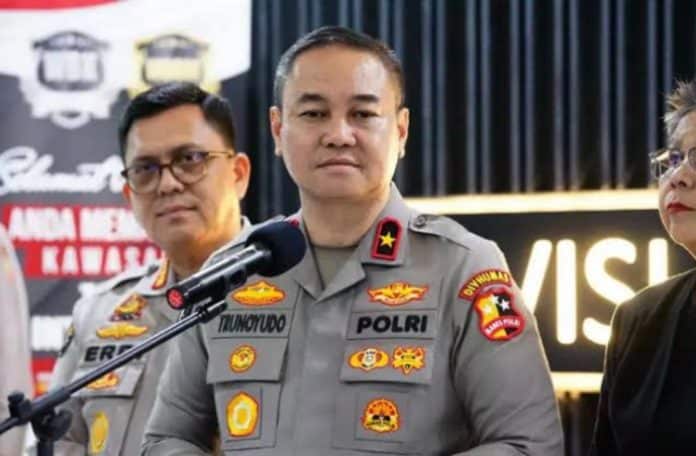 Hal ini disampaikan oleh Karo Penmas Divhumas Polri, Brigjen Pol. Trunoyudo Wisnu Andiko, dalam doorstop di depan lobby Gedung TNCC Mabes Polri, Kamis (2/1/2025). Hal ini disampaikan oleh Karo Penmas Divhumas Polri, Brigjen Pol. Trunoyudo Wisnu Andiko, dalam doorstop di depan lobby Gedung TNCC Mabes Polri, Kamis (2/1/2025).
