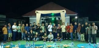 Kehadiran anggota DPRD Kota Padang, Erianto, dalam acara pelantikan Ketua RW.10, RT.02, RT.03, RT.04 dan peresmian lapangan voli ball di Komplek Taruko 3, menunjukkan pentingnya perhatian pemerintah terhadap penguatan kelembagaan masyarakat.