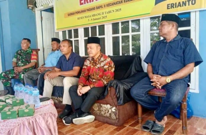 Anggota DPRD Kota Padang, Erianto, melaksanakan reses sidang II tahun 2025 di Lolo RT.06/RW.01, Kelurahan Gunung Sarik, Kecamatan Kuranji, pada Minggu, 5 Januari 2025. Reses ini dimanfaatkan warga untuk menyampaikan berbagai aspirasi dan kebutuhan.