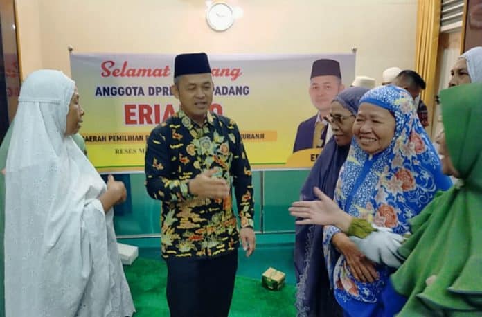 Erianto Sektretaris Fraksi Golkar Dewan Perwakilan Rakyat Daerah (DPRD) Kota Padang mengadakan kegiatan reses masa sidang II tahun 2025 pada Minggu malam (5 Januari 2025) di Mushola Al-Hadid, Jalan Anggur, Komplek Perumahan Belimbing, Kelurahan Kuranji, Kecamatan Kuranji, Kota Padang. Erianto Sektretaris Fraksi Golkar Dewan Perwakilan Rakyat Daerah (DPRD) Kota Padang mengadakan kegiatan reses masa sidang II tahun 2025 pada Minggu malam (5 Januari 2025) di Mushola Al-Hadid, Jalan Anggur, Komplek Perumahan Belimbing, Kelurahan Kuranji, Kecamatan Kuranji, Kota Padang.