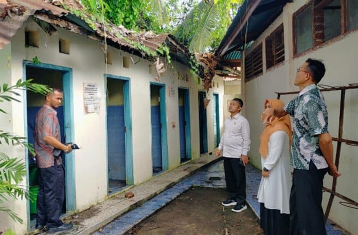 Sekretaris Fraksi Golkar DPRD Kota Padang sekaligus anggota Komisi IV meninjau kondisi sekolah SMPN 18 Padang yang didampingi oleh Kepala Sekolah SMPN 18 Padang Melia Susilawati, Rabu (8/1/2024). Sekretaris Fraksi Golkar DPRD Kota Padang sekaligus anggota Komisi IV meninjau kondisi sekolah SMPN 18 Padang yang didampingi oleh Kepala Sekolah SMPN 18 Padang Melia Susilawati, Rabu (8/1/2024).