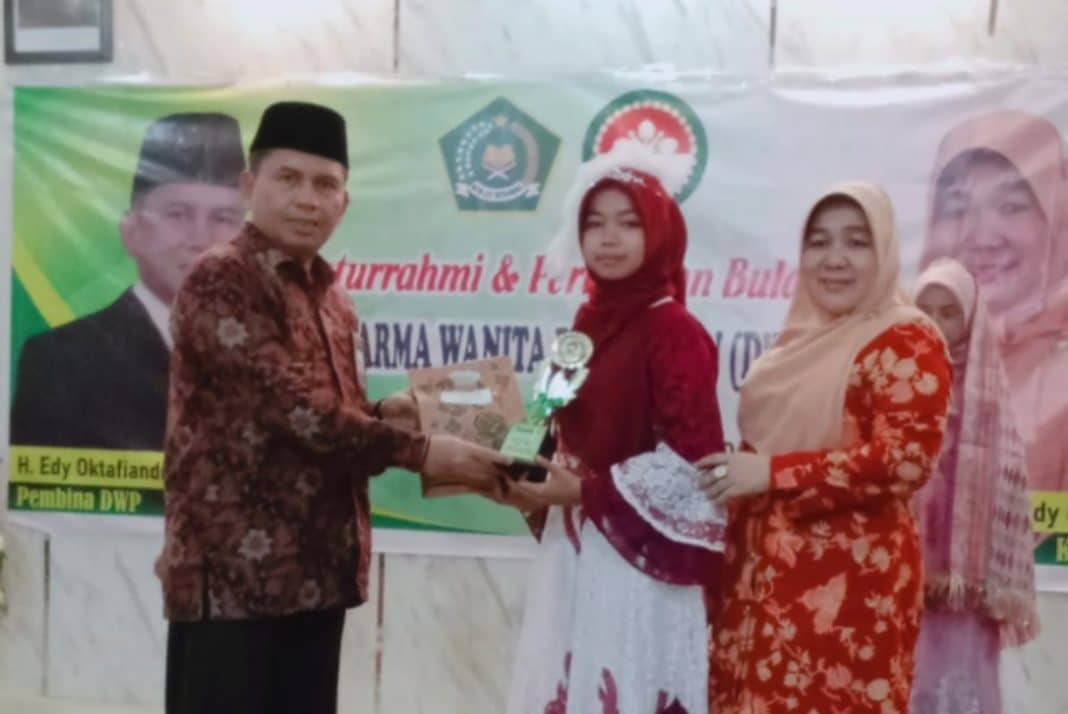 Kakankemenag Kota Padang, H. Edi Oktafiandi, S.Ag, M.Pd didampingi istri menyerahkan kepada Nasywa Haura Khirana dari MTsN 5 Kota Padang, berhasil meraih juara 1 dalam ajang Lomba Solo Song tingkat MTsN se-Kota Padang.