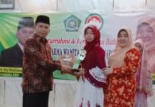 Kakankemenag Kota Padang, H. Edi Oktafiandi, S.Ag, M.Pd didampingi istri menyerahkan kepada Nasywa Haura Khirana dari MTsN 5 Kota Padang, berhasil meraih juara 1 dalam ajang Lomba Solo Song tingkat MTsN se-Kota Padang.