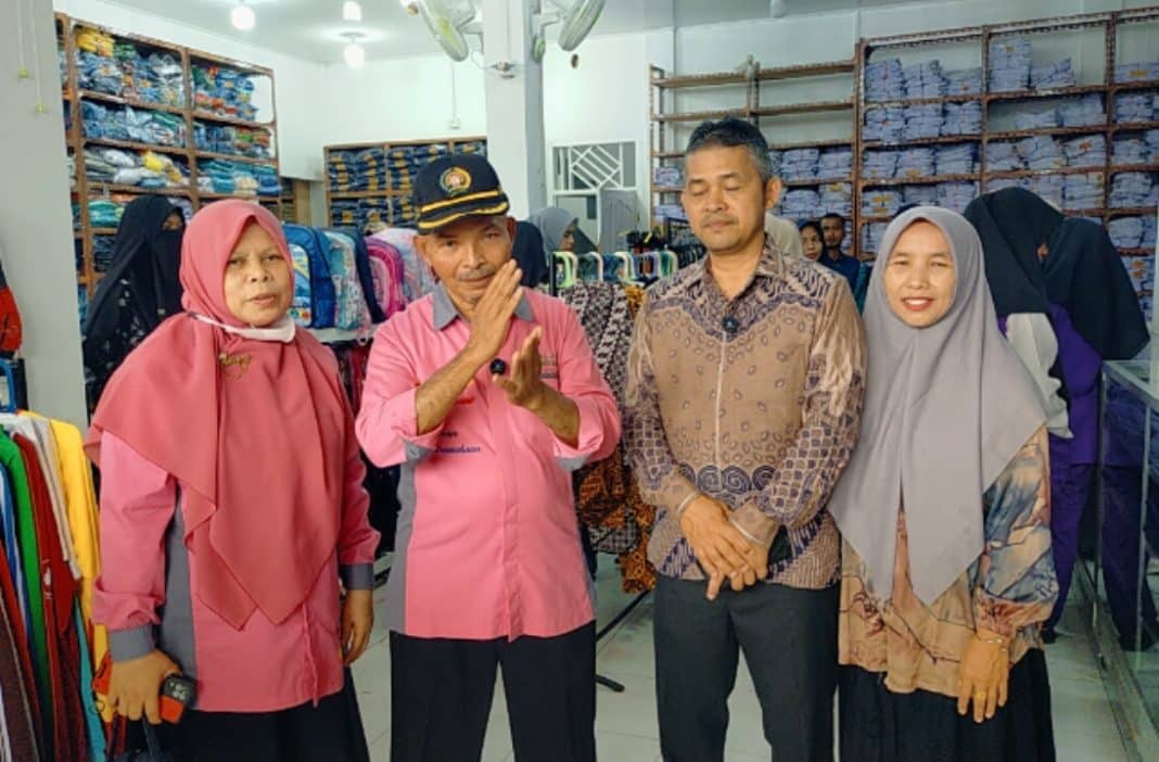 Rombongan Konveksi Muslimah Grup dibawah pimpinan H. Al Mito kunjungi konveksi Mahmuda, kunjungan ini merupakan bagian dari studi tiru untuk di jadikan contoh dari kesuksesan Konveksi Mahmuda menjalankan usaha.