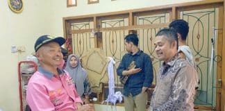 Erianto, pemilik Konveksi Mahmuda sekaligus anggota DPRD Kota Padang dari Fraksi Golkar, menyambut baik kedatangan rombongan tersebut.