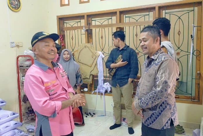 Erianto, pemilik Konveksi Mahmuda sekaligus anggota DPRD Kota Padang dari Fraksi Golkar, menyambut baik kedatangan rombongan tersebut. Erianto, pemilik Konveksi Mahmuda sekaligus anggota DPRD Kota Padang dari Fraksi Golkar, menyambut baik kedatangan rombongan tersebut.