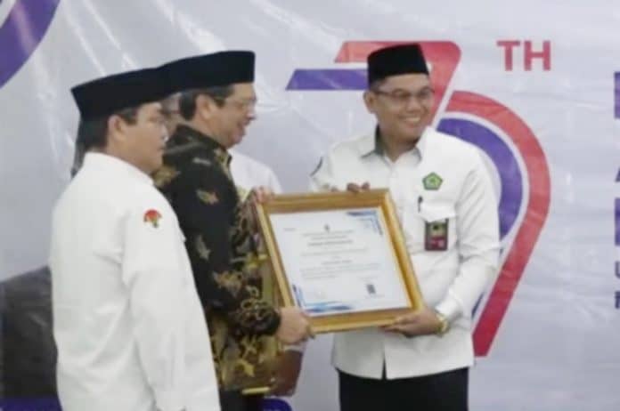 H. Hendri Yazid, S.Pd.I, M.M., sebagai Kepala Kantor Kementerian Agama (Kakankemenag) Kota Payakumbuh, berhasil meraih prestasi membanggakan dengan mencatatkan kinerja terbaik se-Sumatera Barat dalam waktu tiga bulan masa jabatan. H. Hendri Yazid, S.Pd.I, M.M., sebagai Kepala Kantor Kementerian Agama (Kakankemenag) Kota Payakumbuh, berhasil meraih prestasi membanggakan dengan mencatatkan kinerja terbaik se-Sumatera Barat dalam waktu tiga bulan masa jabatan.