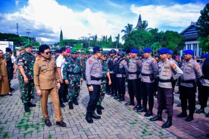 Apel Gelar Pasukan Operasi Pengamanan ini dipimpin langsung oleh Kapolda Maluku Irjen Pol Eddy Sumitro Tambunan, dengan tujuan untuk memastikan kesiapan seluruh personel pengamanan VVIP dalam menyukseskan kegiatan kunjungan kerja (Kunker) RI 2 beserta rombongan di wilayah Ambon yang dilanjutkan dengan pengecekan kesiapan personel maupun materiil. Apel Gelar Pasukan Operasi Pengamanan ini dipimpin langsung oleh Kapolda Maluku Irjen Pol Eddy Sumitro Tambunan, dengan tujuan untuk memastikan kesiapan seluruh personel pengamanan VVIP dalam menyukseskan kegiatan kunjungan kerja (Kunker) RI 2 beserta rombongan di wilayah Ambon yang dilanjutkan dengan pengecekan kesiapan personel maupun materiil.