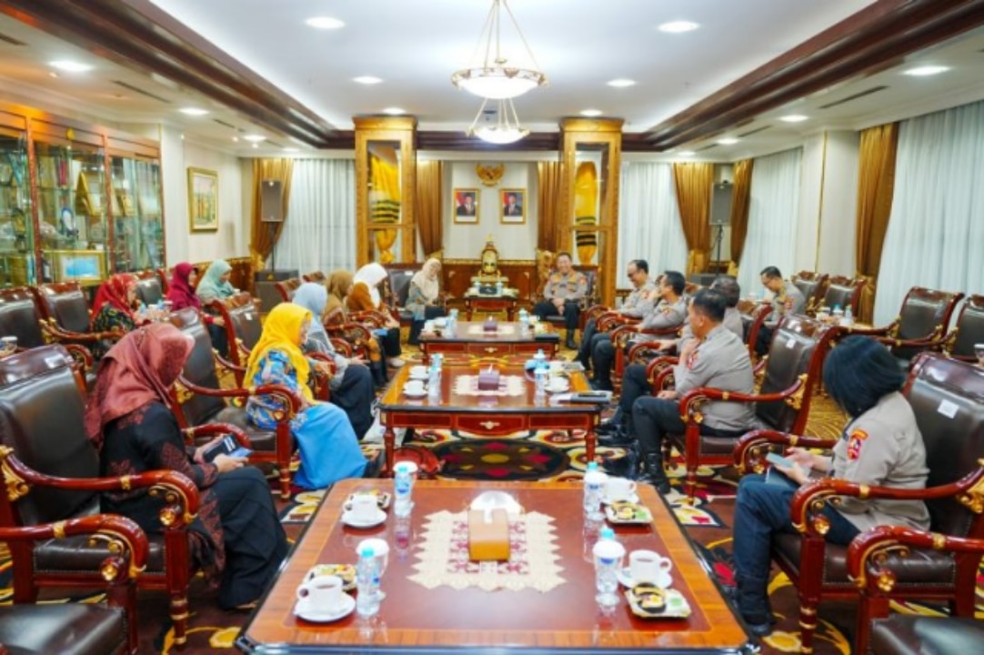 Pertemuan yang berlangsung penuh keakraban ini membahas isu ketidakadilan yang masih banyak dialami perempuan dan anak, terutama dalam konteks penegakan hukum yang belum sepenuhnya berpihak pada kelompok rentan ini. Aisyiyah adalah salah satu organisasi otonom bagi wanita Muhammadiyah.