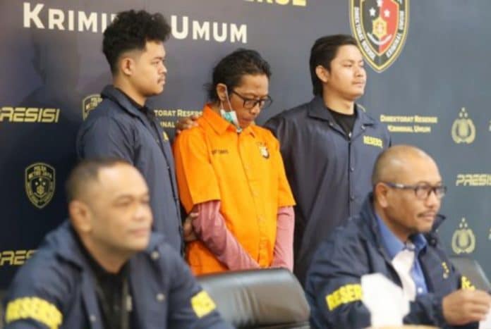 Kasus pembunuhan aktor Sandy Permana yang melibatkan pelaku Nanang Irawan alias Gimbal berhasil diungkap oleh Polda Metro Jaya. Kasus pembunuhan aktor Sandy Permana yang melibatkan pelaku Nanang Irawan alias Gimbal berhasil diungkap oleh Polda Metro Jaya.