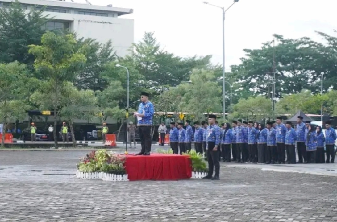 Hal itu disampaikannya pada Upacara Bulanan Pemko Padang di Lapangan Balai Kota, Aie Pacah, Jumat (17/1/2025). Dihadiri ASN Pemko Padang dari Organisasi Perangkat Daerah (OPD), upacara itu mengusung tema Meningkatkan Kinerja dan Disiplin Menuju Padang yang Lebih Baik.