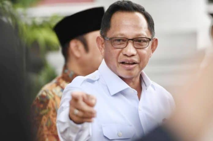 Mendagri Tito Karnavian mengaku akan bertanya kepada Pj Gubernur Jakarta Teguh Setiabudi soal aturan Aparatur Sipil Negara (ASN) boleh berpoligami asal sudah izin pejabat. Mendagri Tito Karnavian mengaku akan bertanya kepada Pj Gubernur Jakarta Teguh Setiabudi soal aturan Aparatur Sipil Negara (ASN) boleh berpoligami asal sudah izin pejabat.