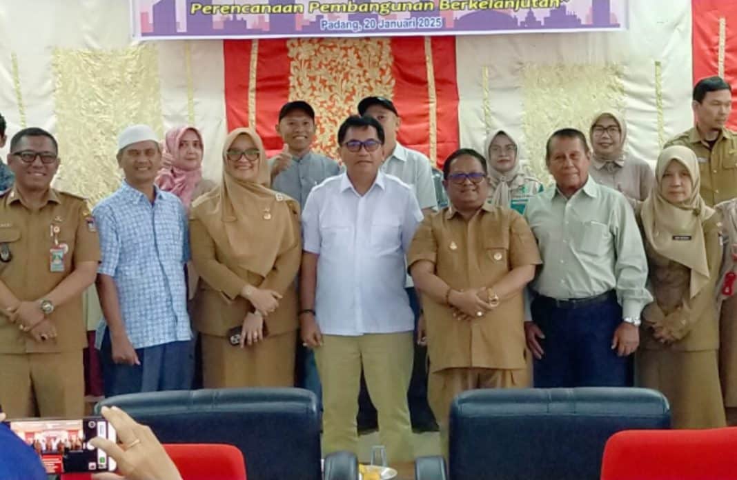 Acara Rapat Koordinasi Pembangunan (Rakorbang) tersebut dihadiri oleh berbagai pihak penting, termasuk Wakil Ketua DPRD Kota Padang, Mastilizal Aye, SH,. Camat Nanggalo, Amrizal Rengganis, para Lurah beserta jajarannya, tokoh masyarakat, Ketua RT/RW, dan Bundo Kanduang.