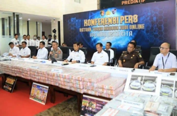 Dalam konferensi pers di Mabes Polri, Direktur Tindak Pidana Siber (Dirtipidsiber) Bareskrim Polri, Brigjen Himawan Bayu Aji, mengungkapkan hasil kerja keras dalam pemberantasan judi online. Dalam konferensi pers di Mabes Polri, Direktur Tindak Pidana Siber (Dirtipidsiber) Bareskrim Polri, Brigjen Himawan Bayu Aji, mengungkapkan hasil kerja keras dalam pemberantasan judi online.